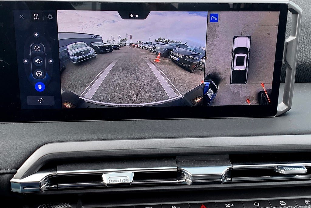 Vehicle Image 25