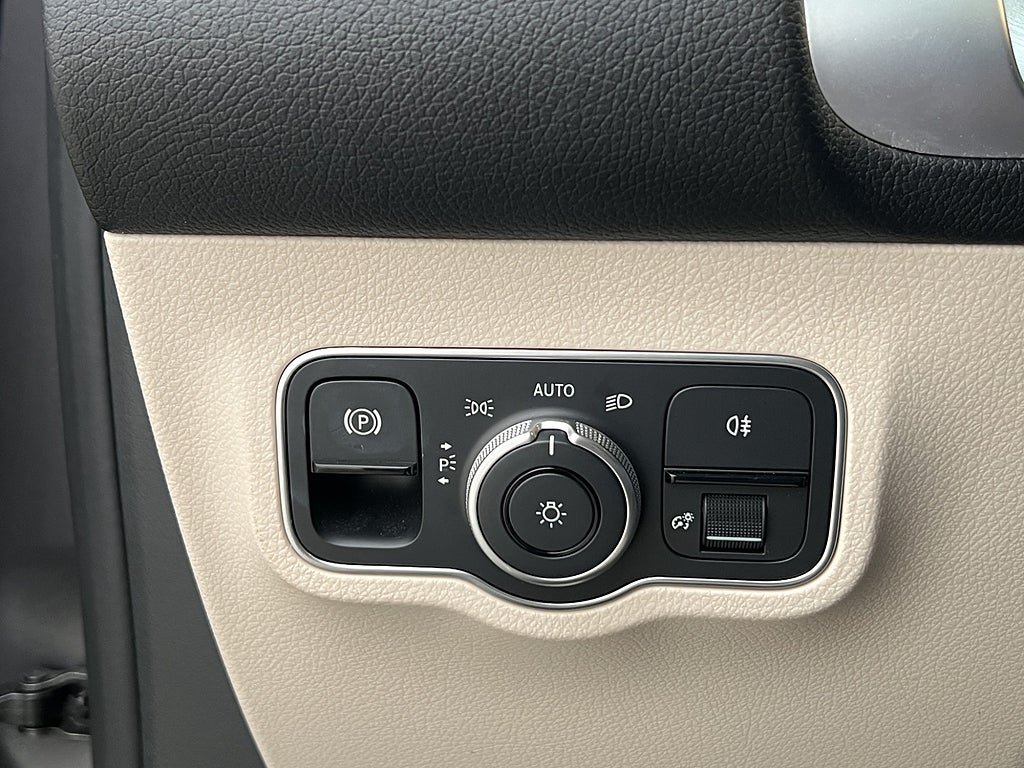 Vehicle Image 28