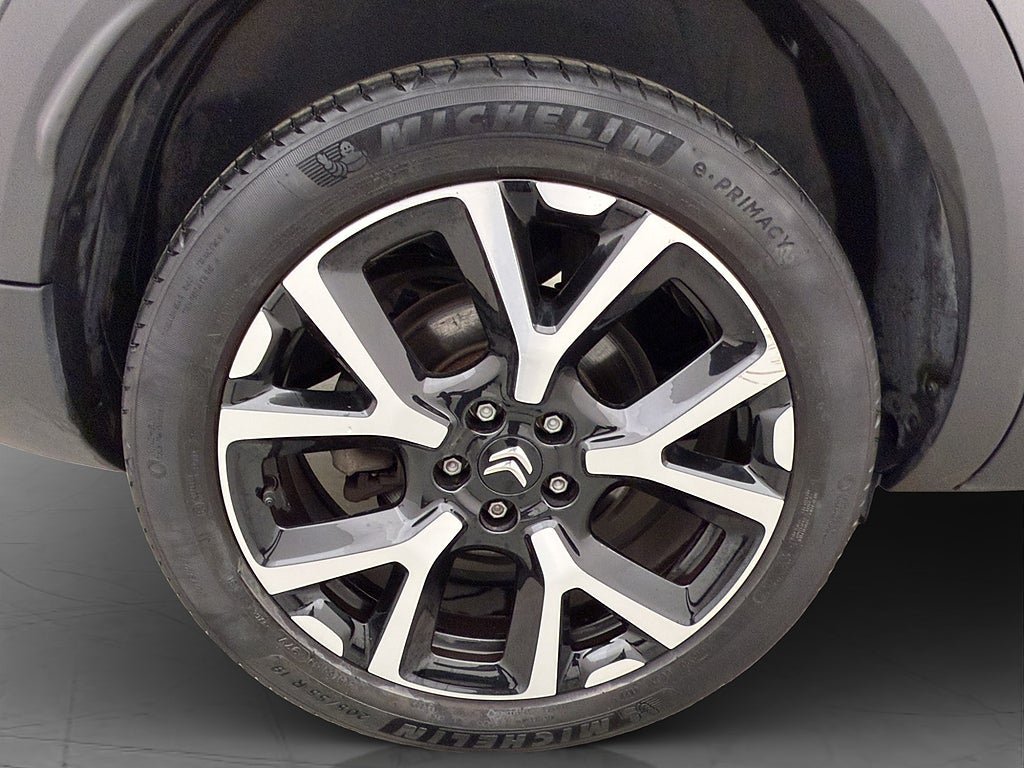 Vehicle Image 25