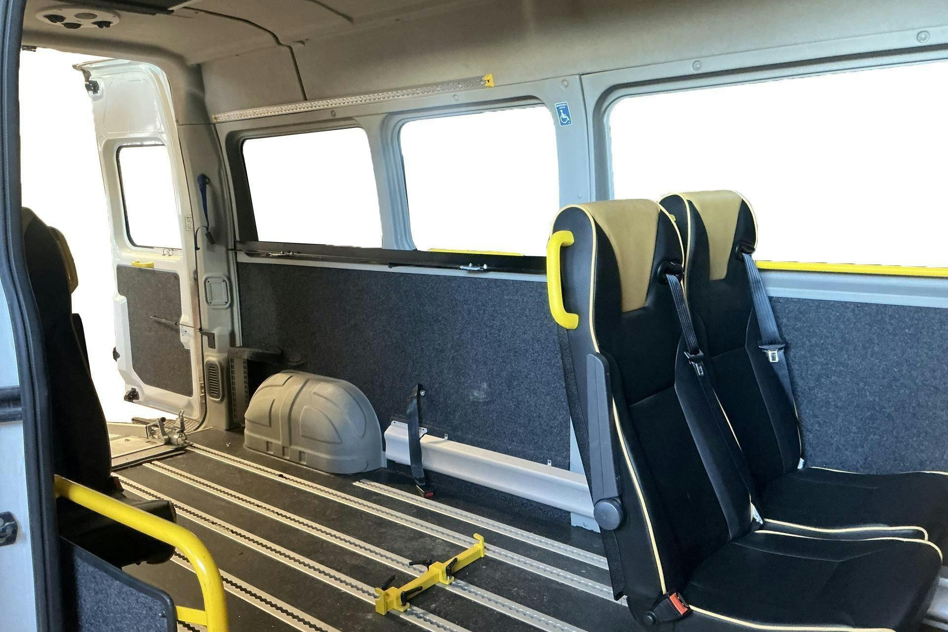 Vehicle Image 9