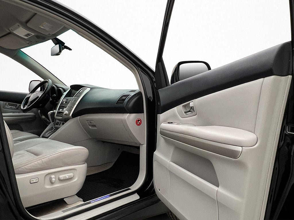 Vehicle Image 25