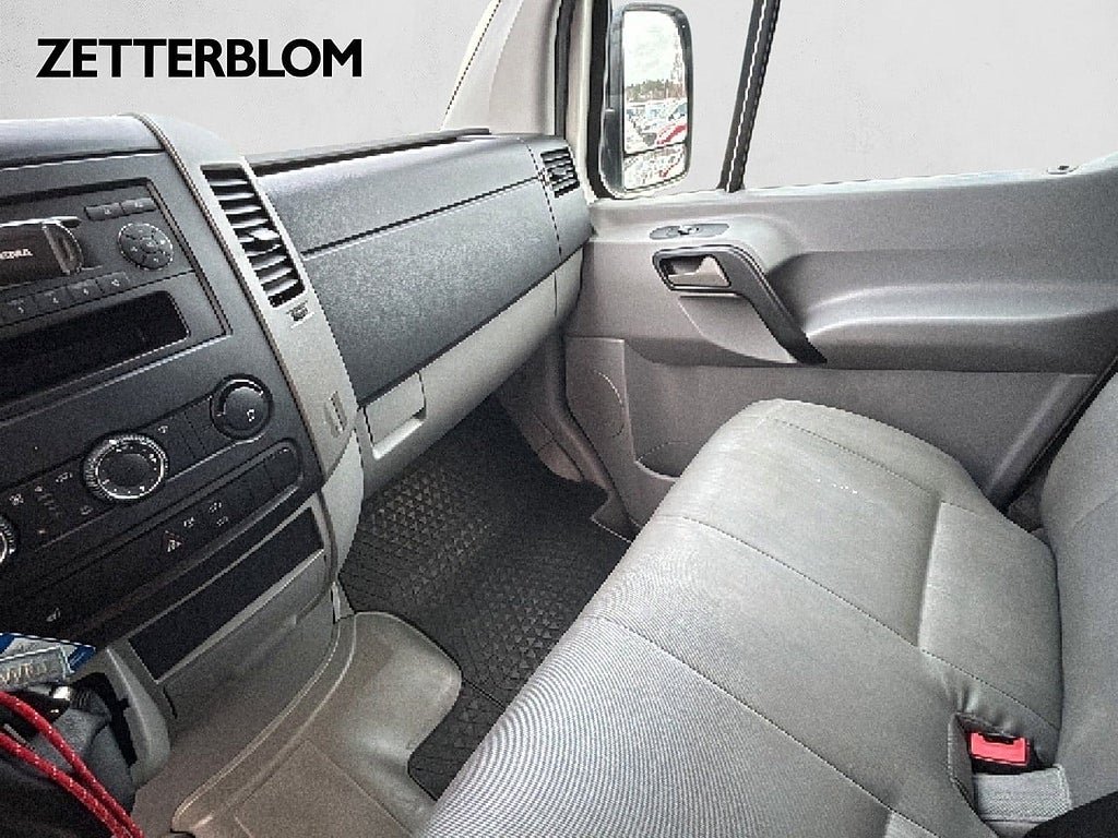 Vehicle Image 9