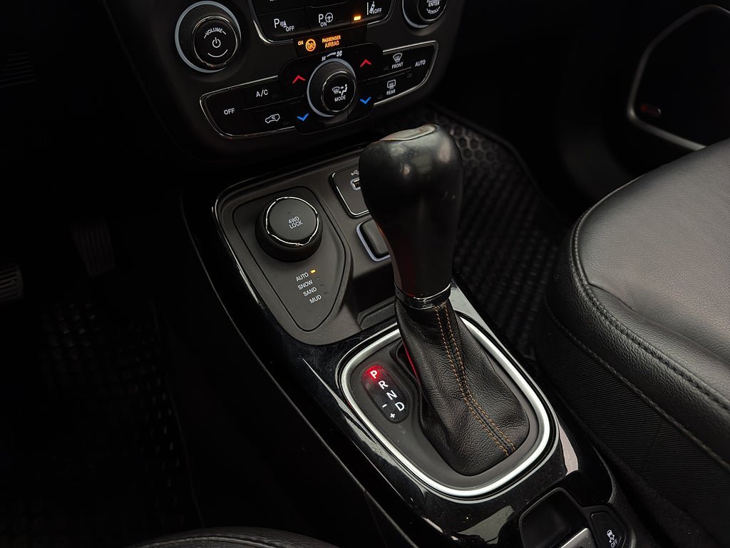 Vehicle Image 25
