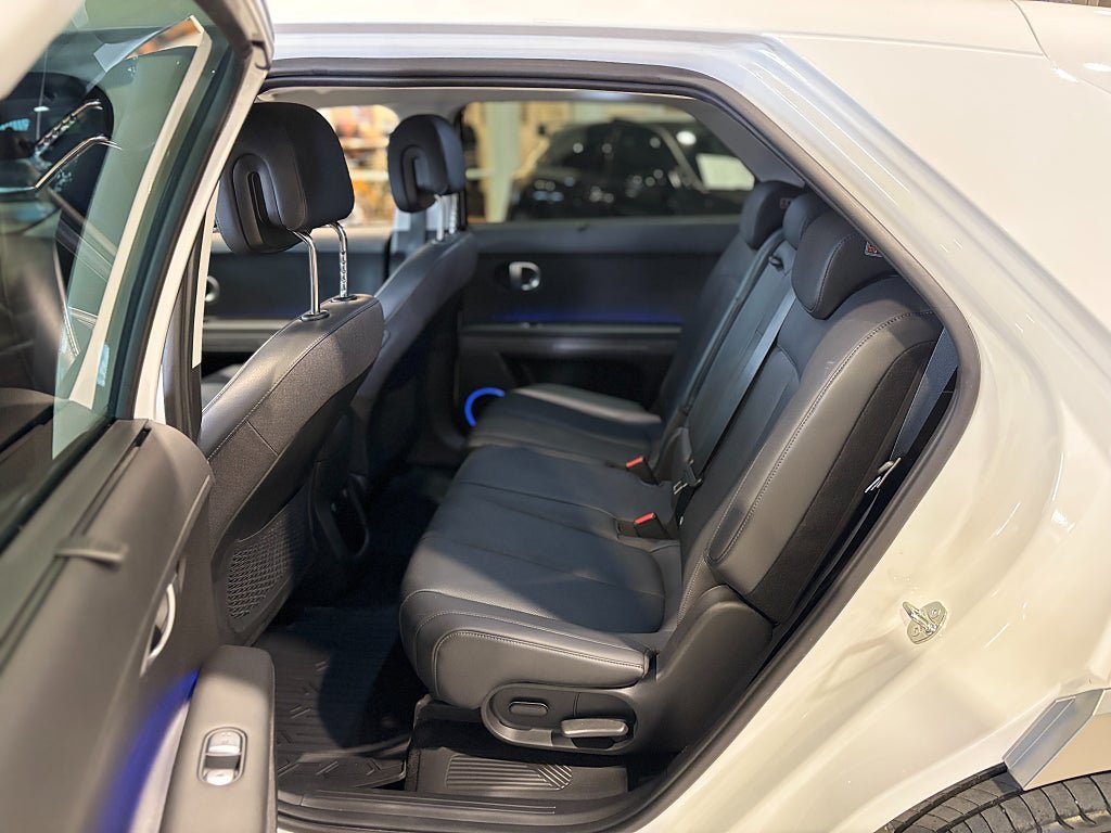 Vehicle Image 16