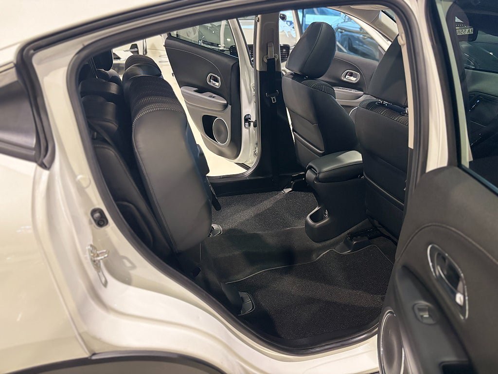 Vehicle Image 25
