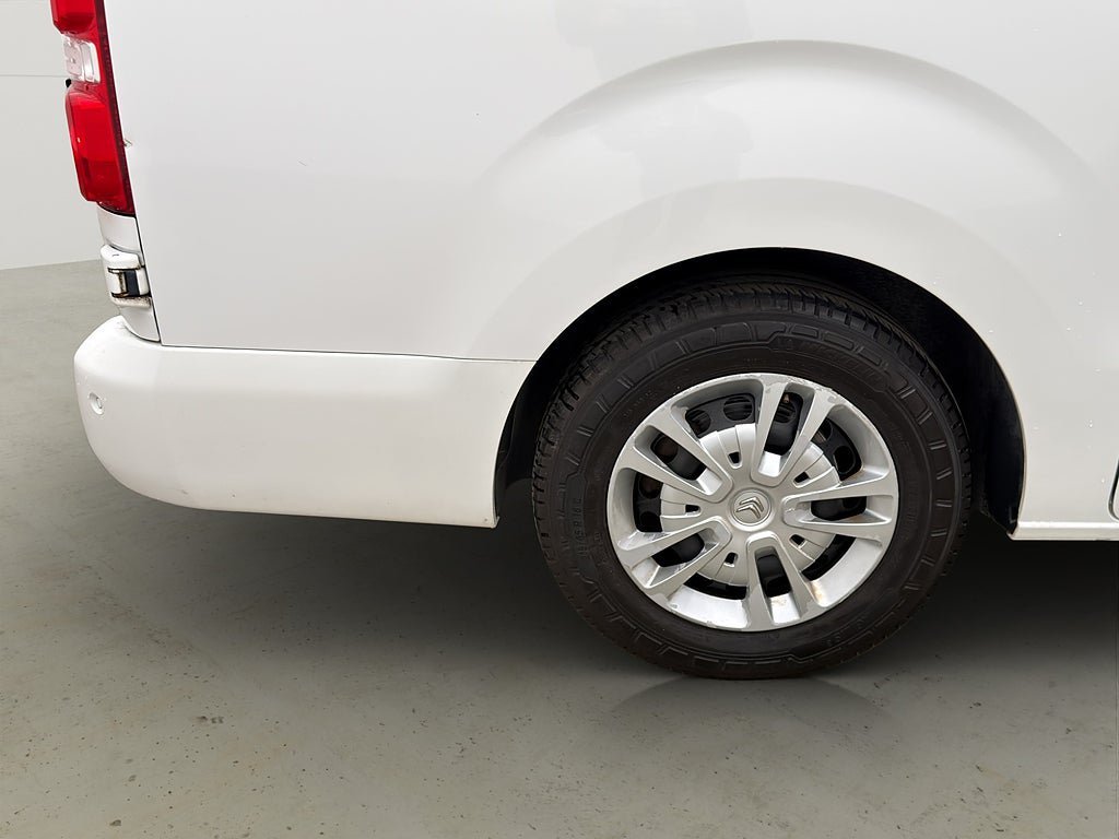 Vehicle Image 32