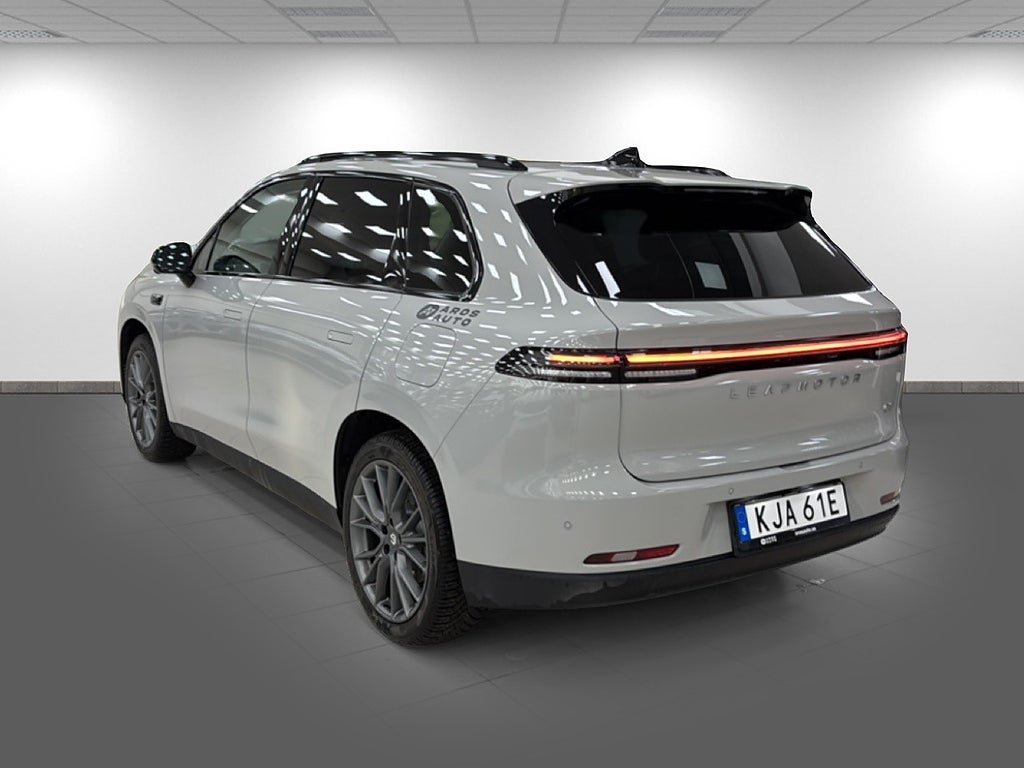 Vehicle Image 6