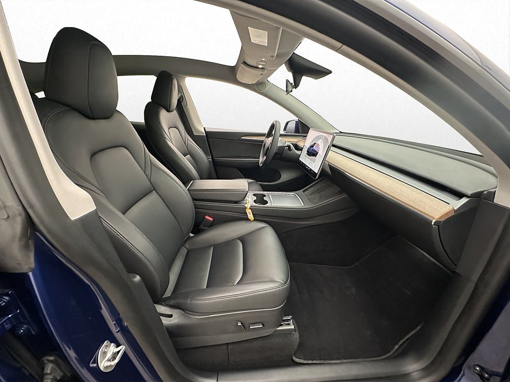 Vehicle Image 25