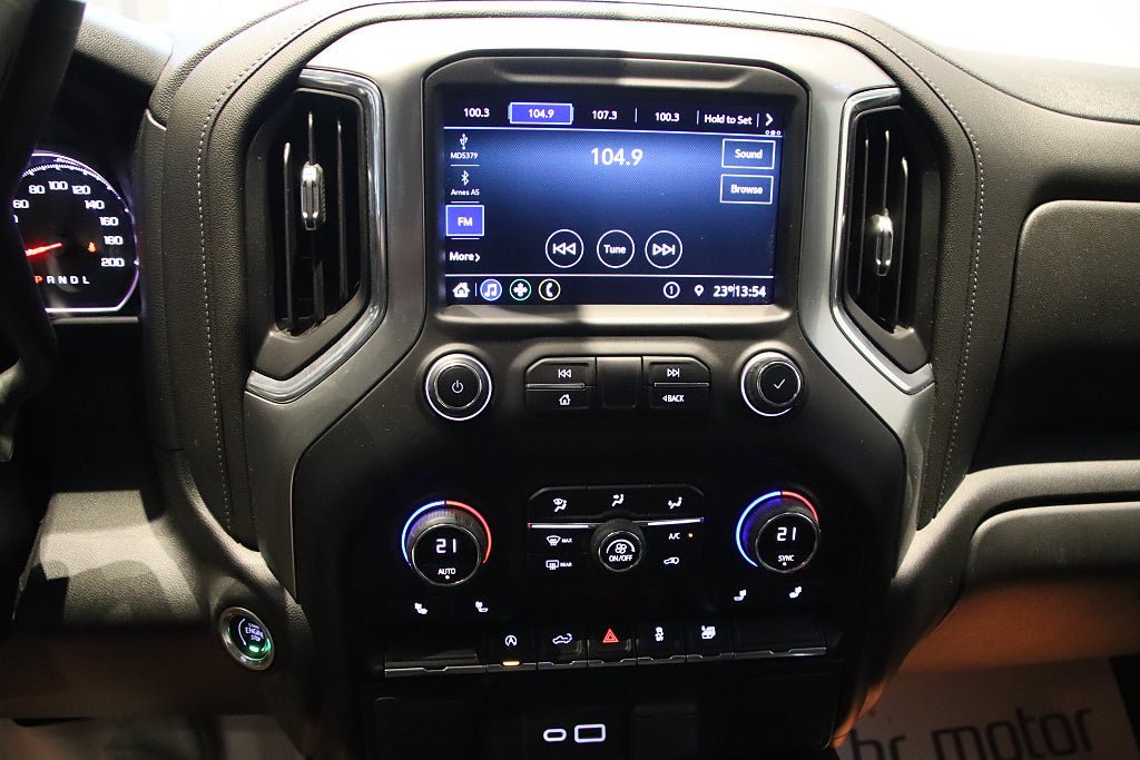 Vehicle Image 12