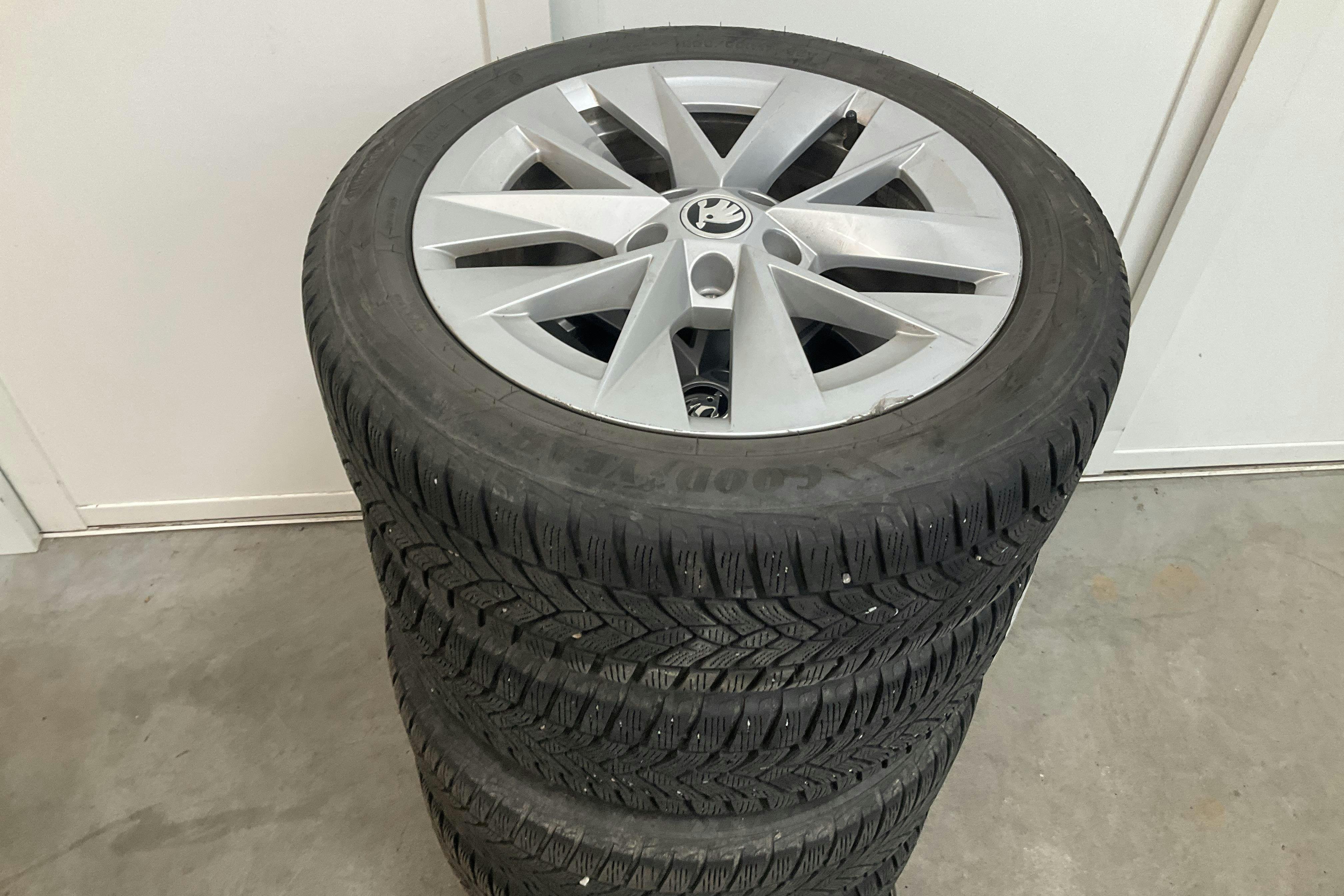 Vehicle Image 16