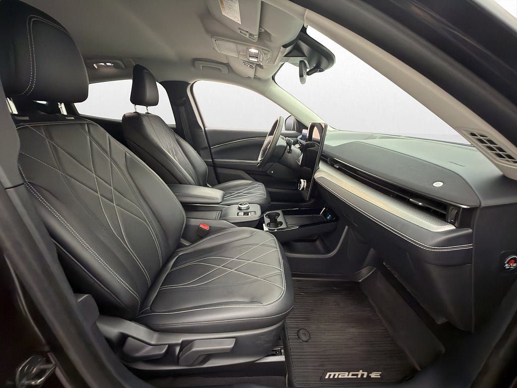 Vehicle Image 25