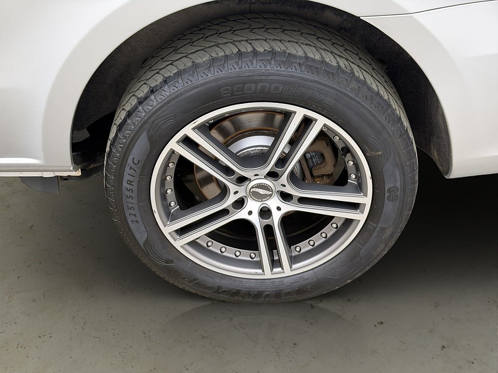Vehicle Image 25