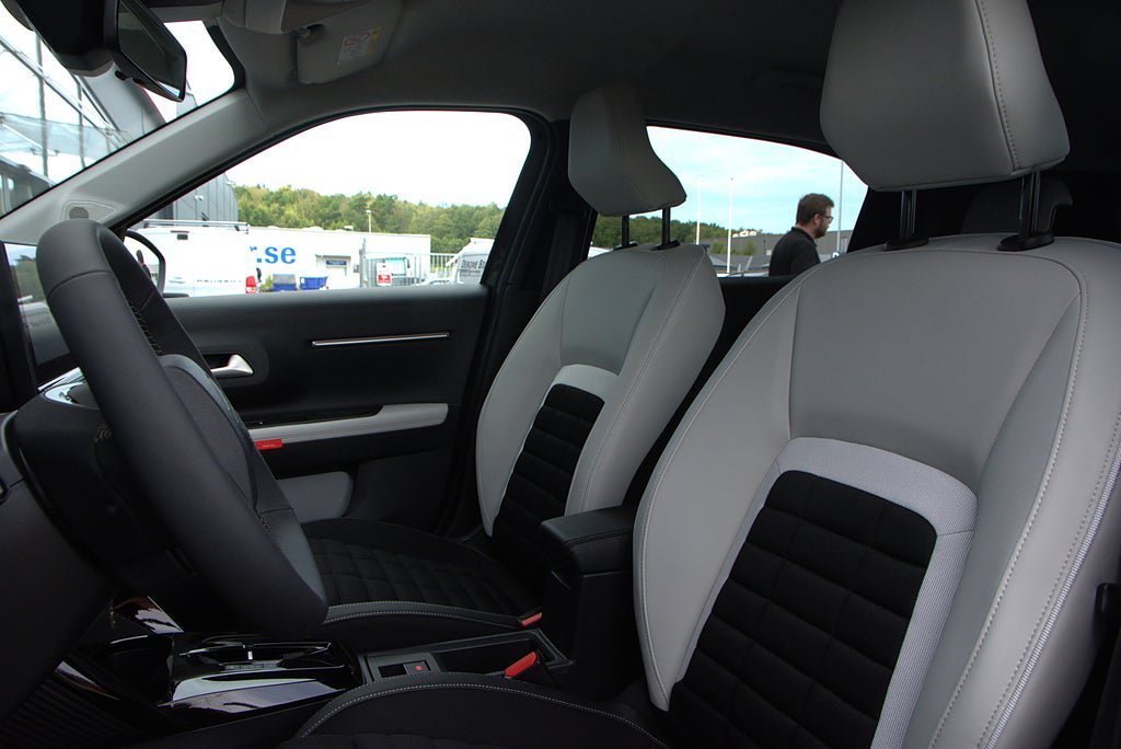 Vehicle Image 12