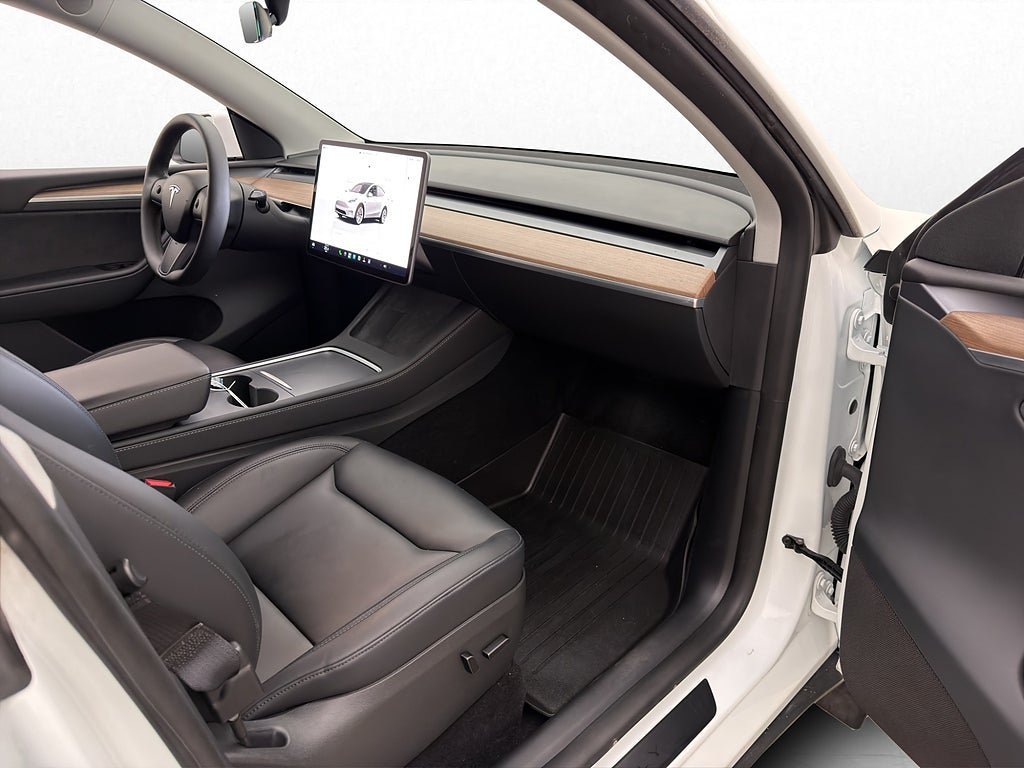 Vehicle Image 25