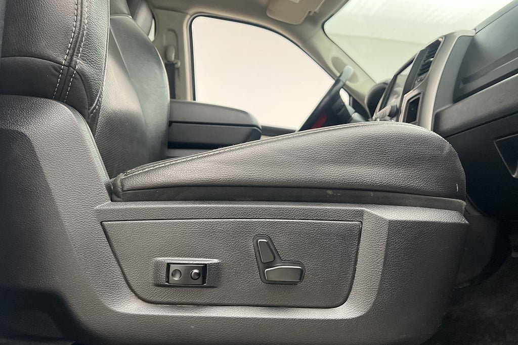 Vehicle Image 32