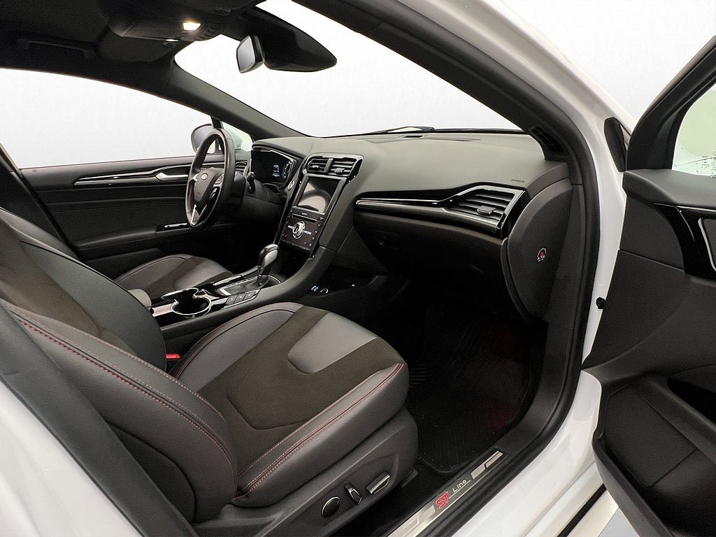 Vehicle Image 25