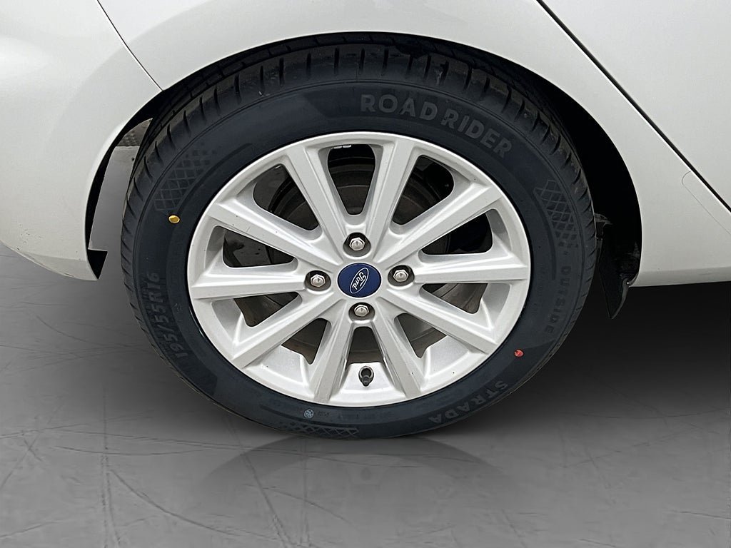 Vehicle Image 25