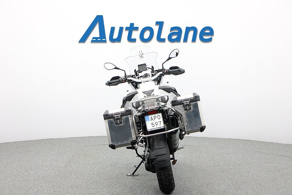 Vehicle Image 8