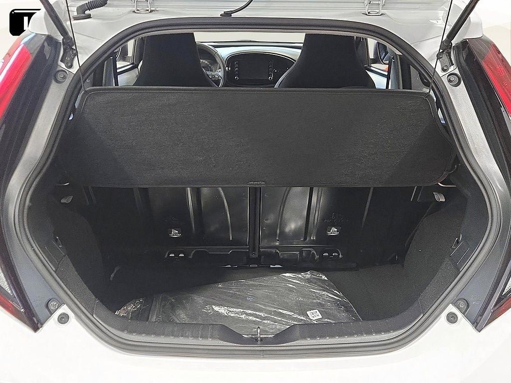 Vehicle Image 12