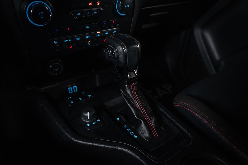 Vehicle Image 25