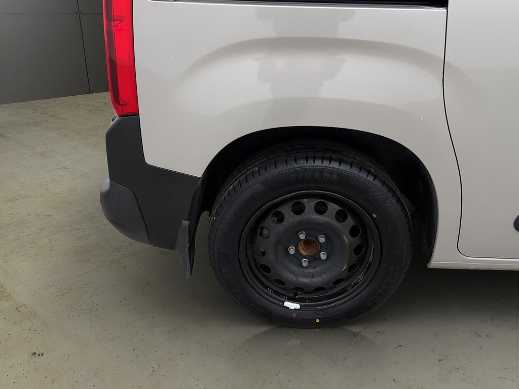 Vehicle Image 32