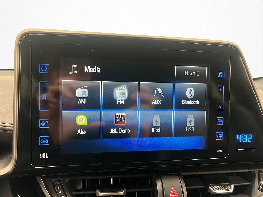 Vehicle Image 25