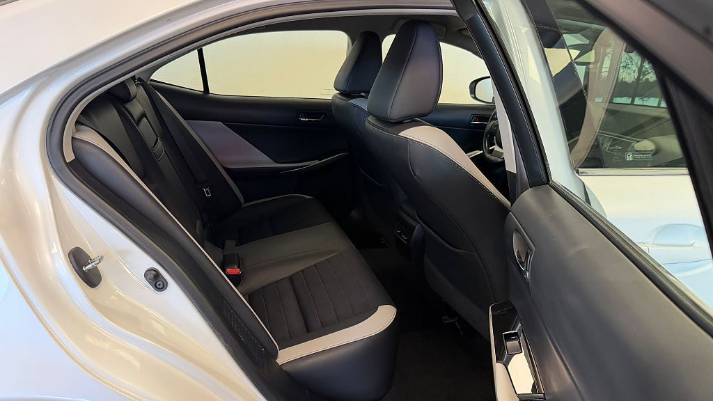 Vehicle Image 17