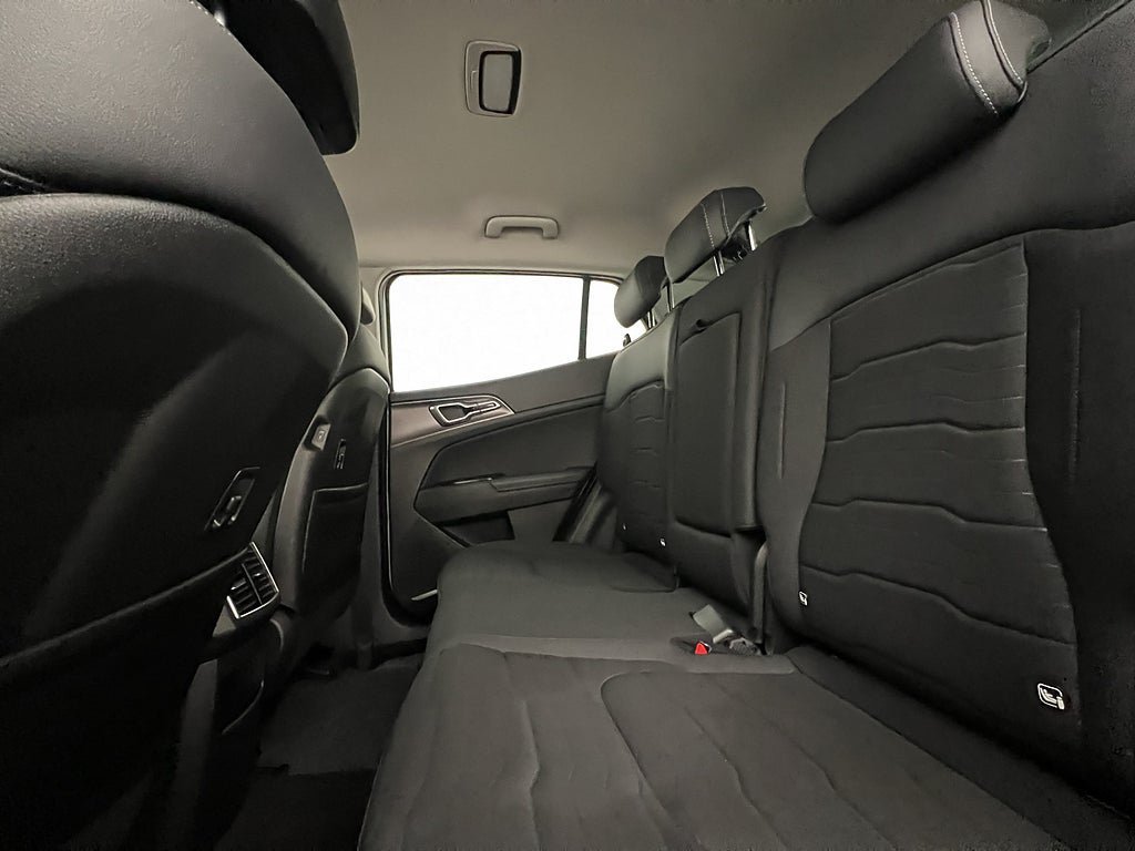Vehicle Image 25