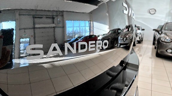 Vehicle Image 25