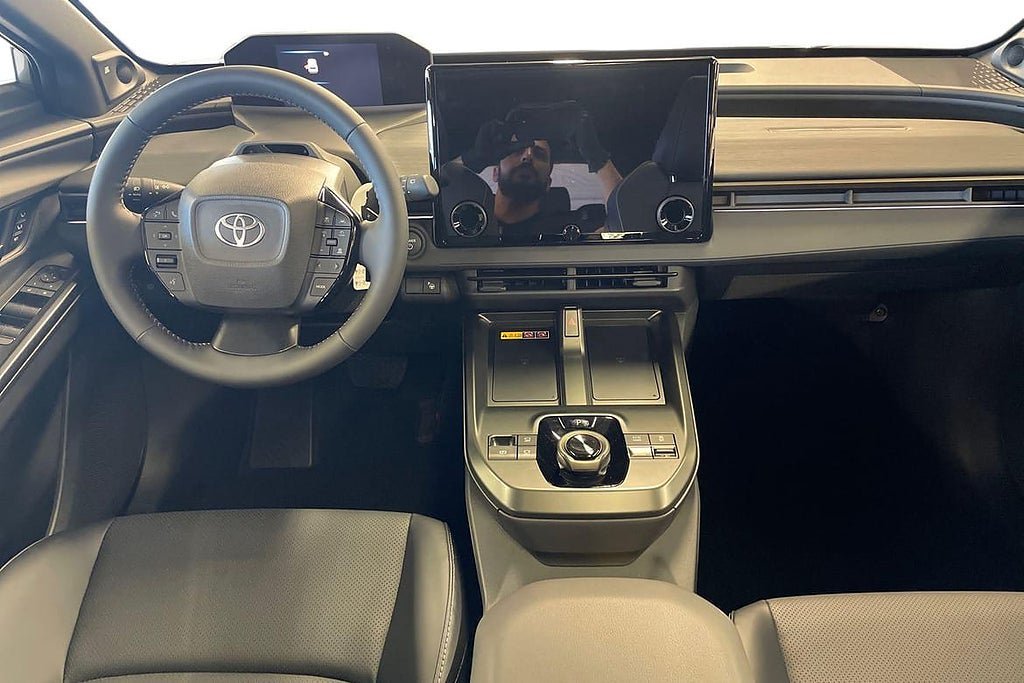 Vehicle Image 10