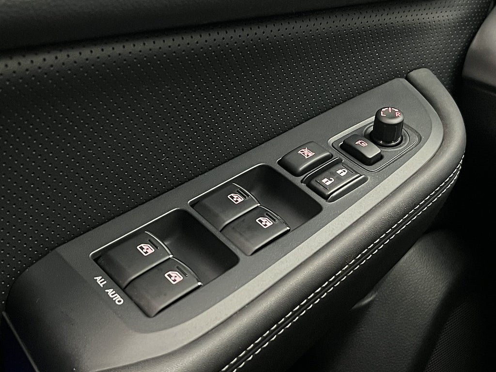 Vehicle Image 25