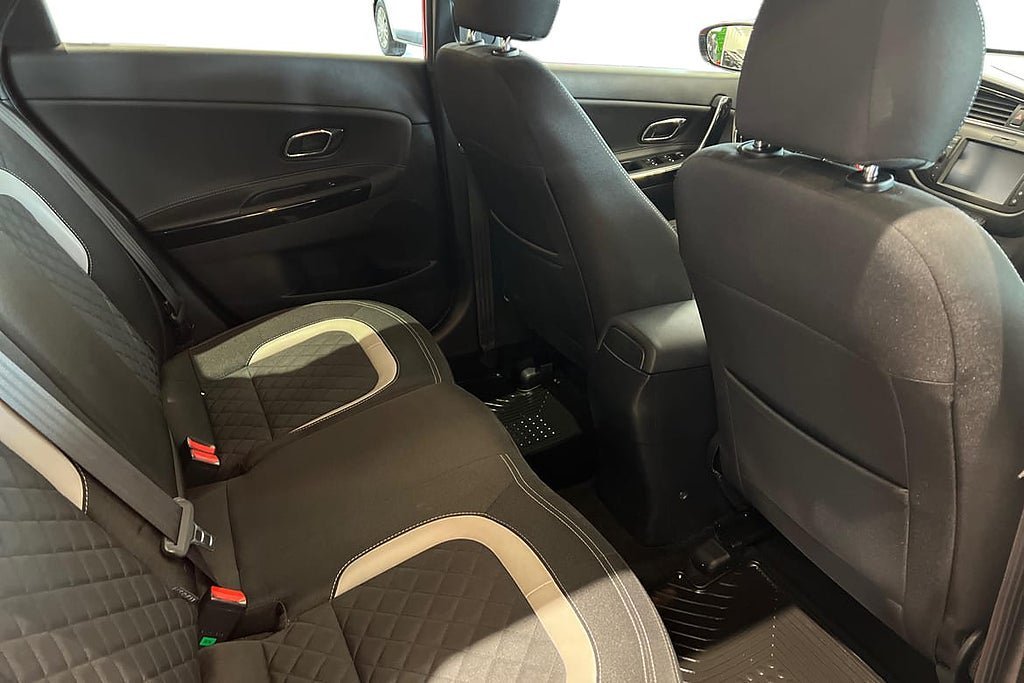 Vehicle Image 9