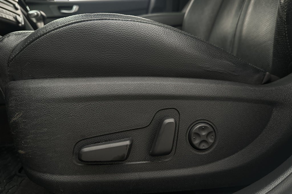 Vehicle Image 25