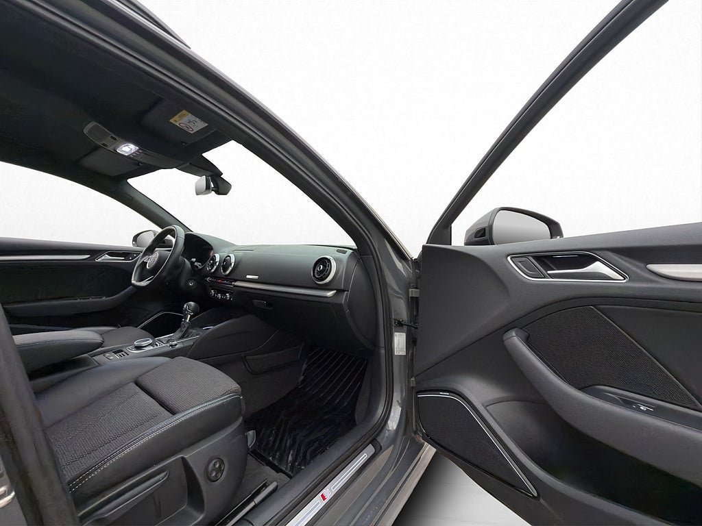 Vehicle Image 32
