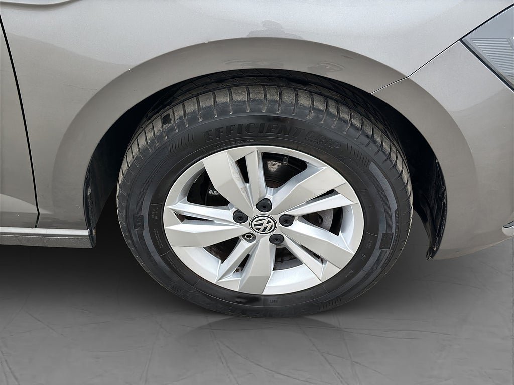Vehicle Image 25