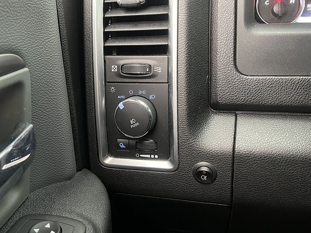 Vehicle Image 25