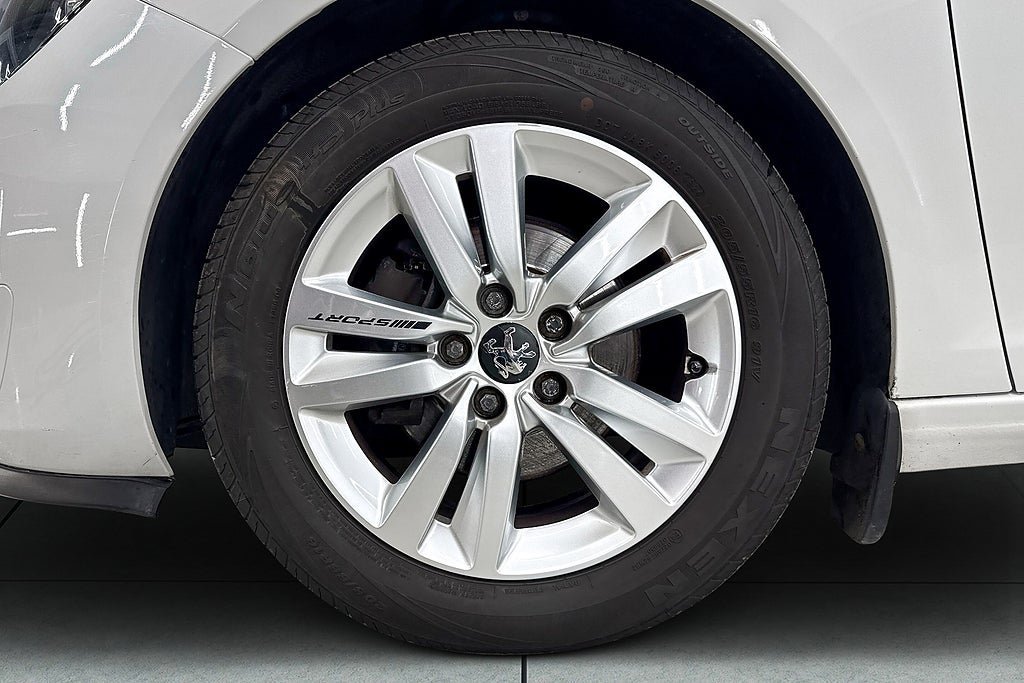Vehicle Image 9