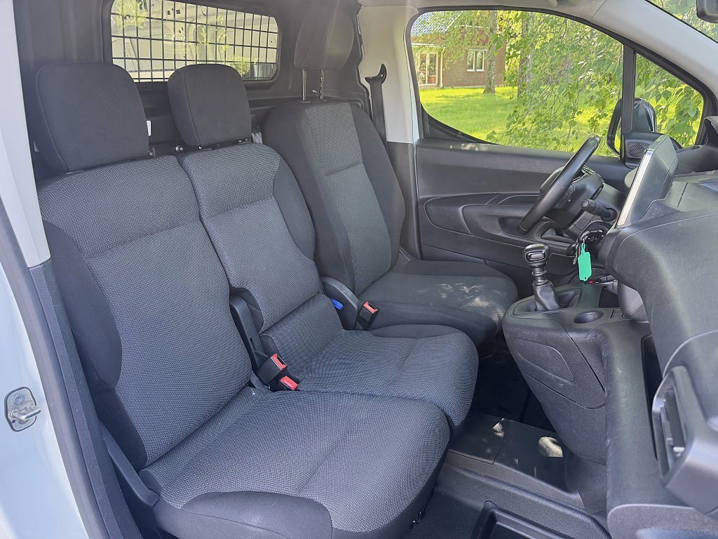 Vehicle Image 9