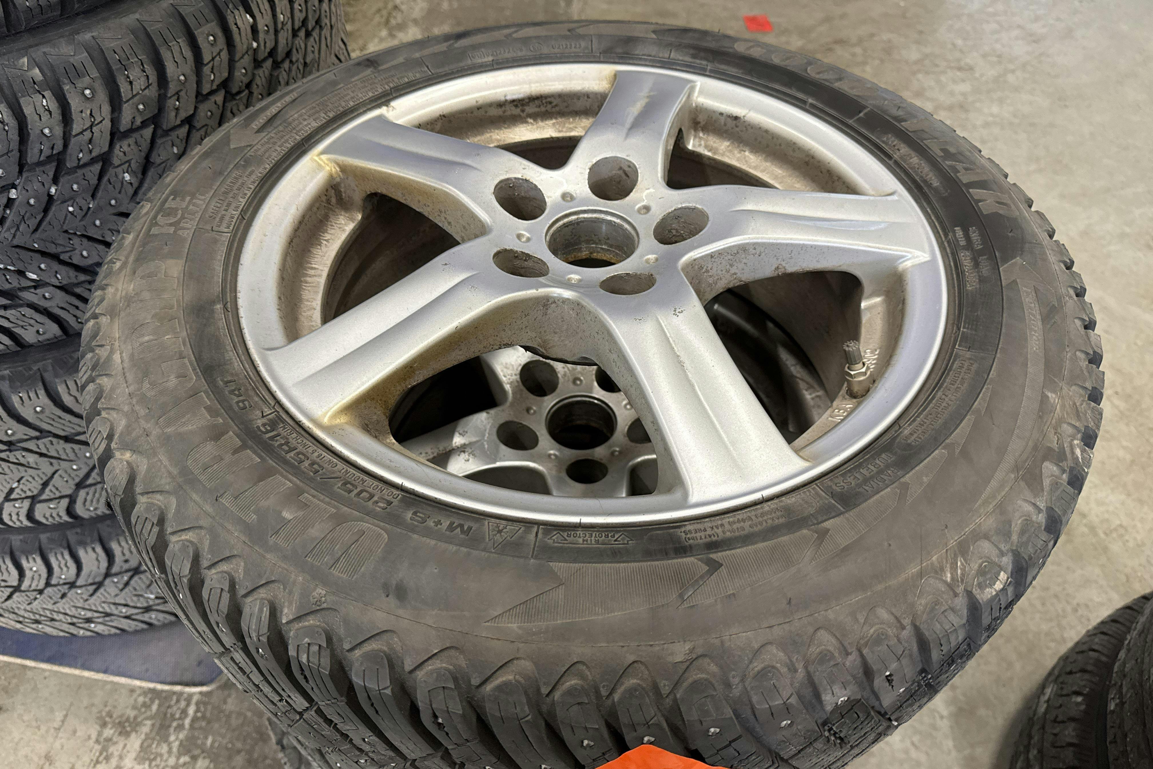 Vehicle Image 16