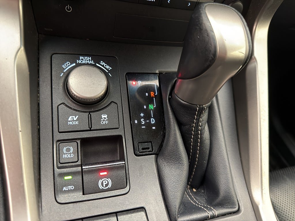 Vehicle Image 25
