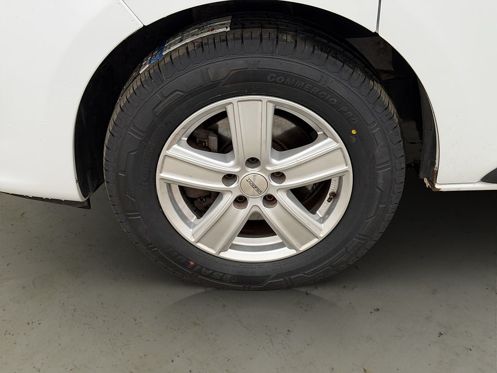 Vehicle Image 25