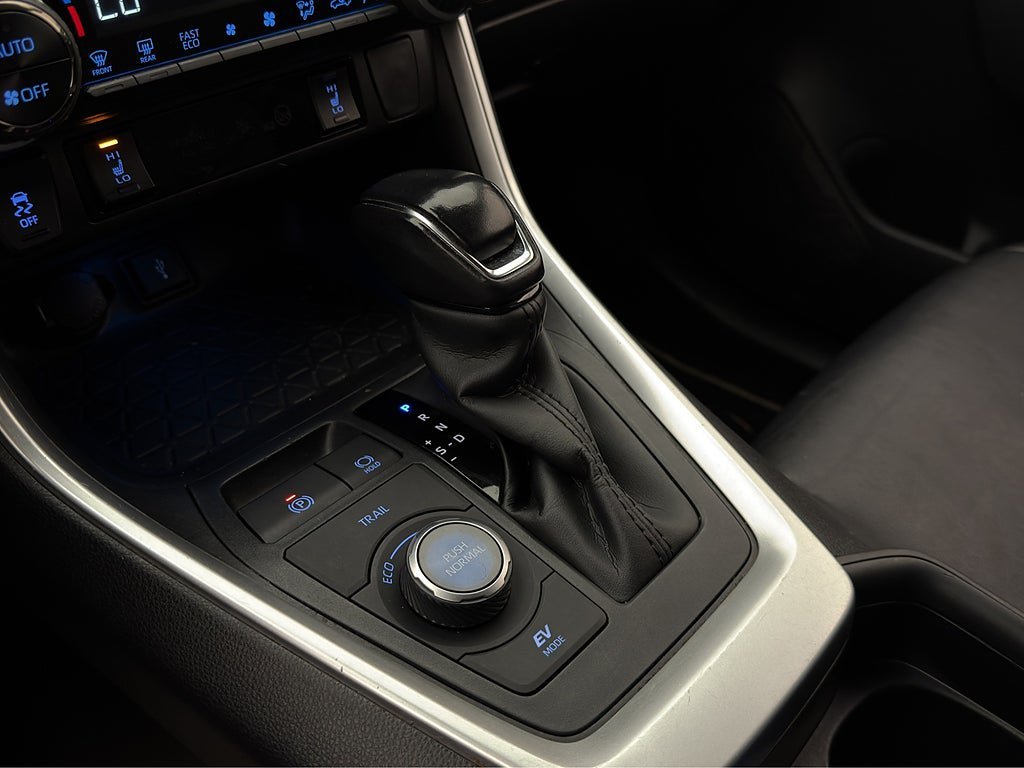 Vehicle Image 25