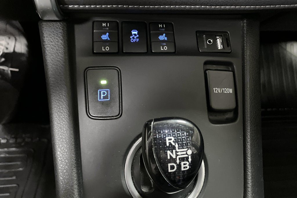 Vehicle Image 25