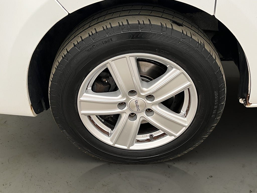 Vehicle Image 25