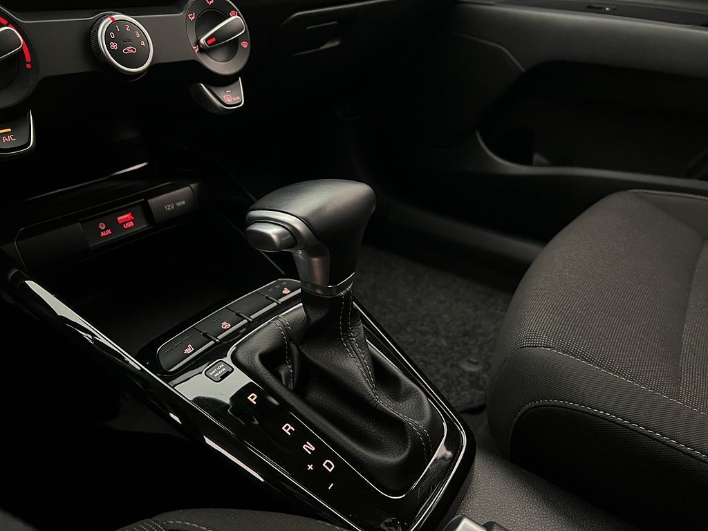 Vehicle Image 25