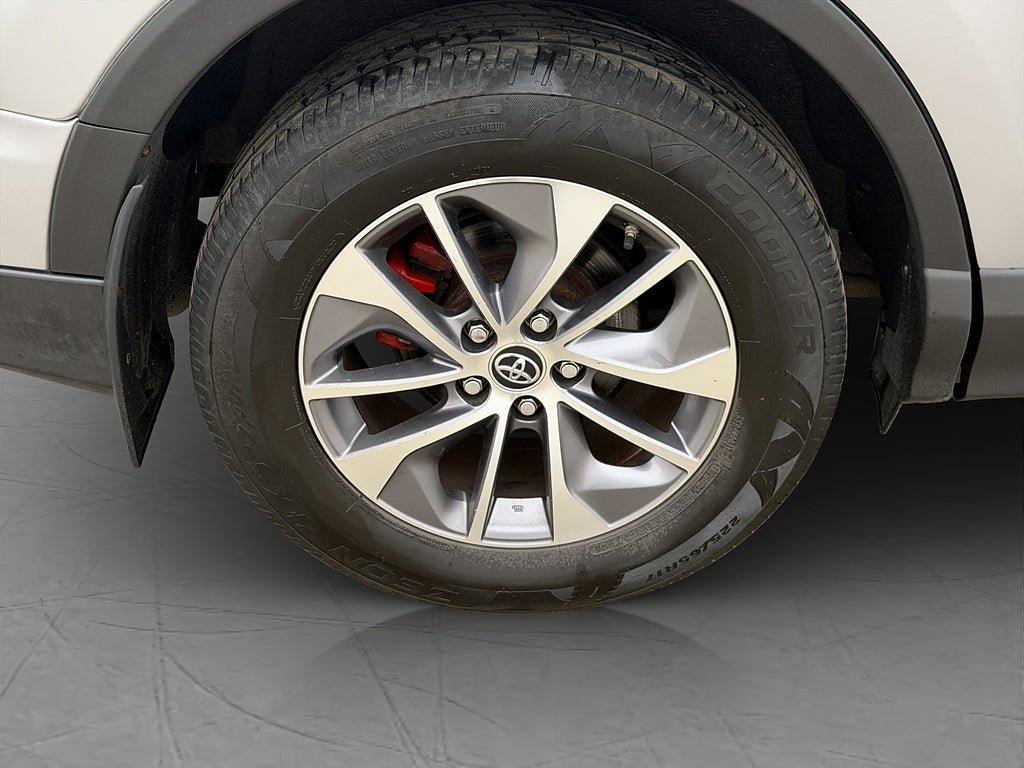 Vehicle Image 25