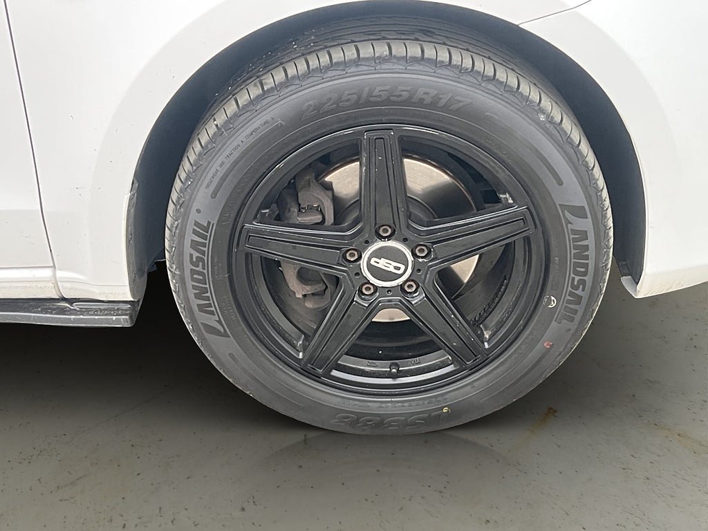 Vehicle Image 32