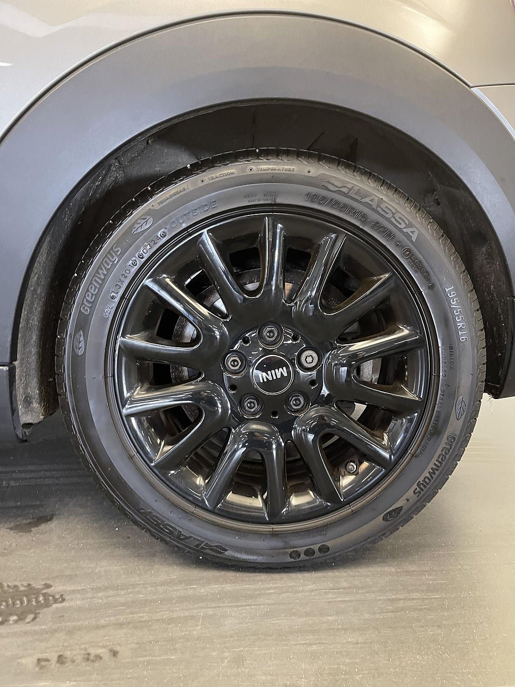 Vehicle Image 9
