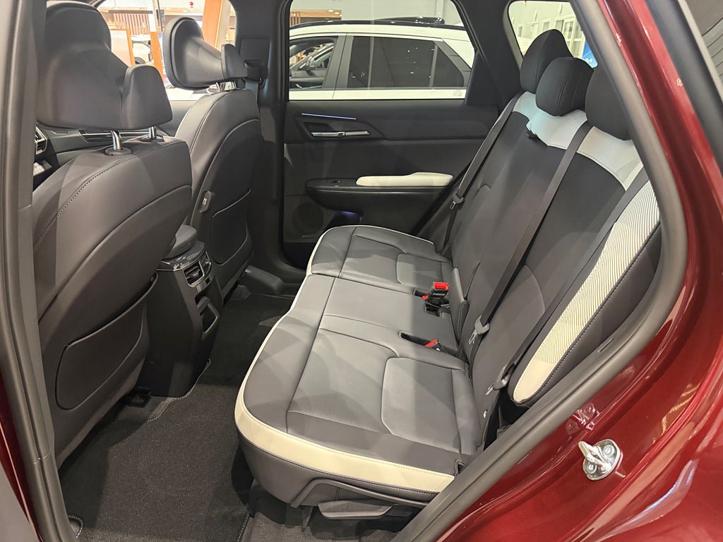 Vehicle Image 9