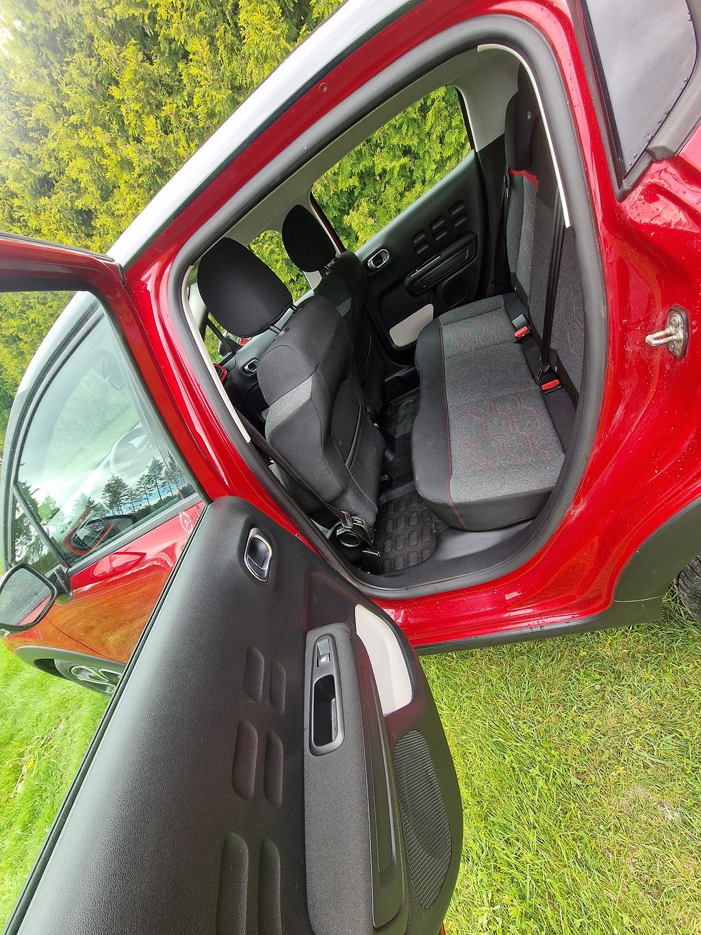 Vehicle Image 9